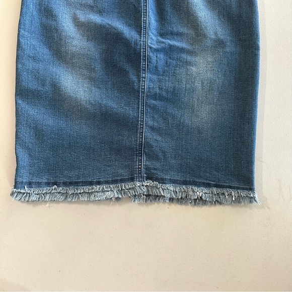 Sweet Wanderer Form Fitting Button Front Frayed Jean Skirt Size Medium. - Picture 5 of 11